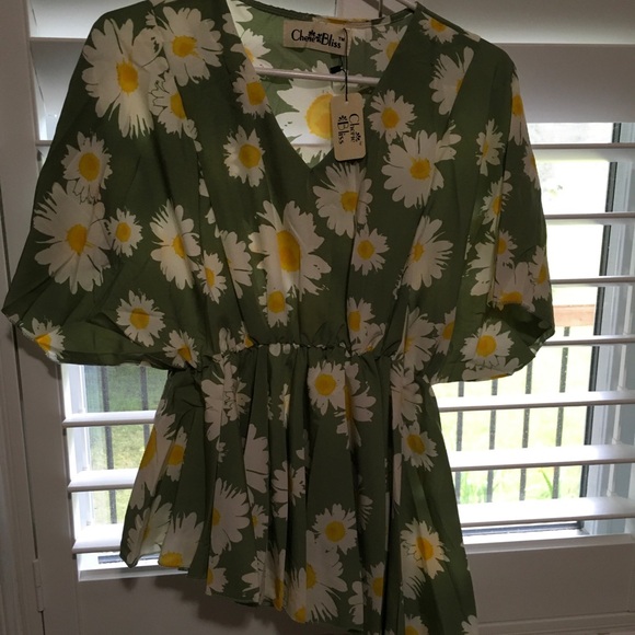 Cherie Bliss Flowing Asymmetrical Blouse. Daisy print.
Onesize fits most. US 14 - Picture 2 of 6
